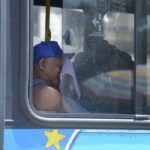 Passageiro em ônibus sem ar-condicionado no Rio de Janeiro | Foto: Tomaz Silva/Agência Brasil